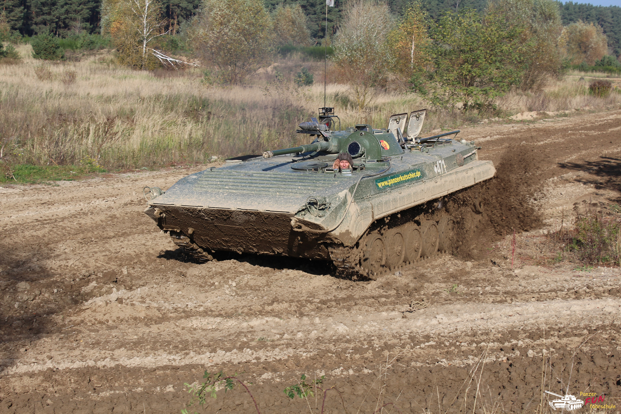 Panzerfahrer auf dem Hindernisgelände der Panzerfunfahrschule